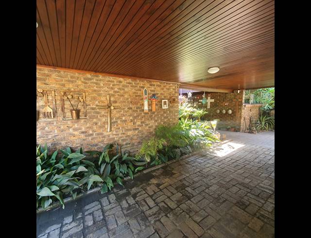 4 BEDROOM FREEHOLD FOR SALE IN PARKHILL GARDENS